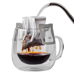 תיק טפטוף שפוך מעל תיק קפה טפטוף